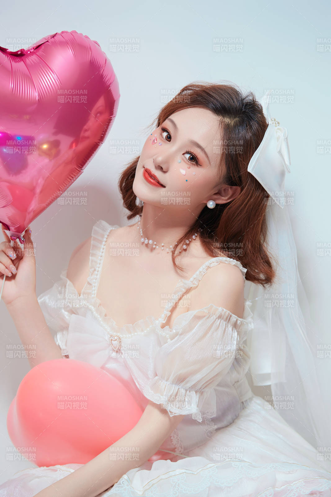 穿着公主裙手拿气球庆祝生日的亚洲女性图片