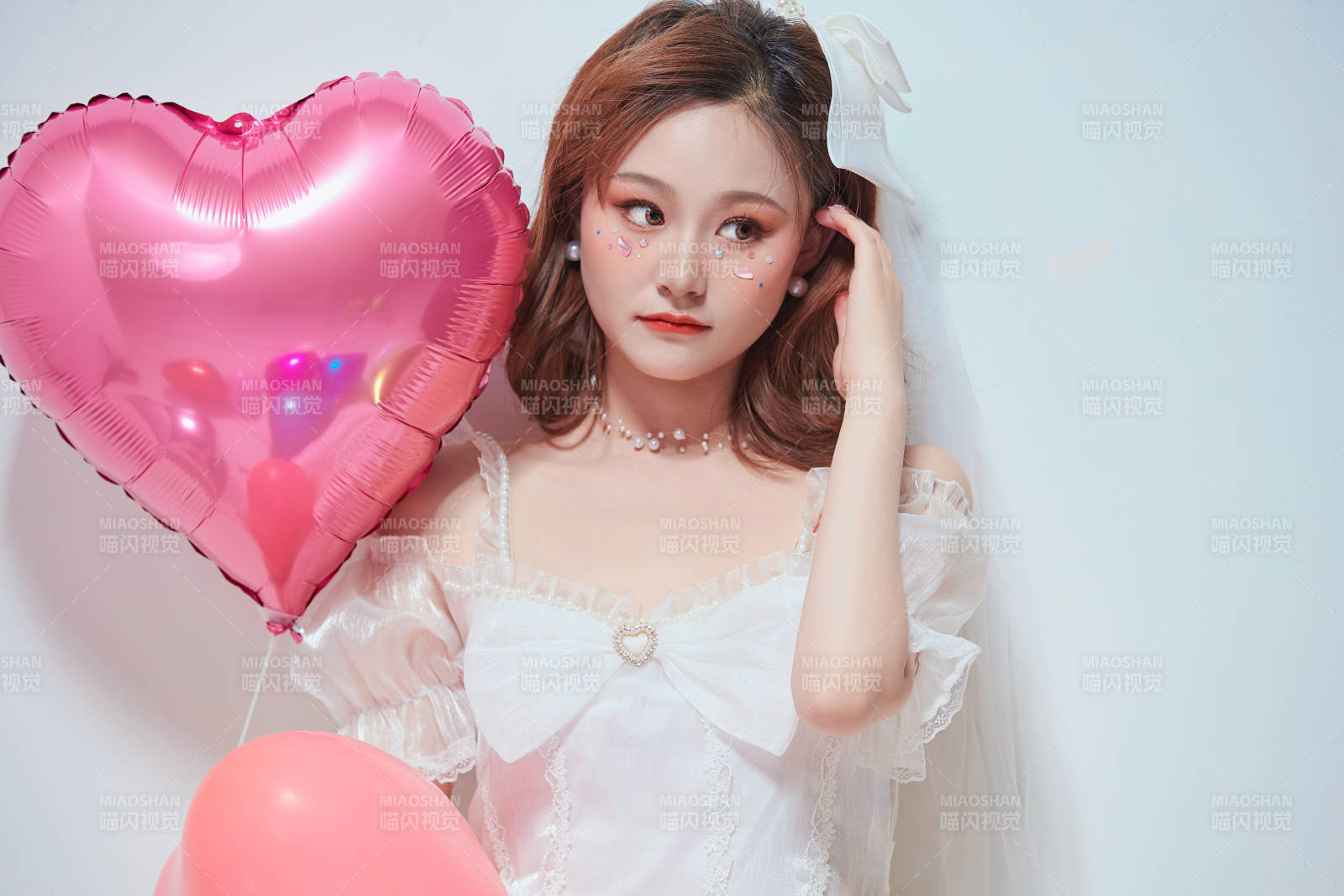 穿着公主裙手拿气球庆祝生日的亚洲女性图片