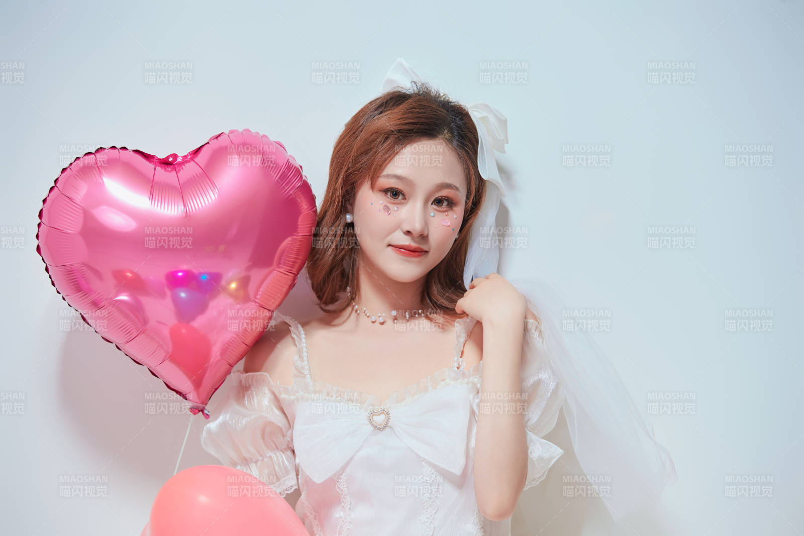 穿着公主裙手拿气球庆祝生日的亚洲女性图片