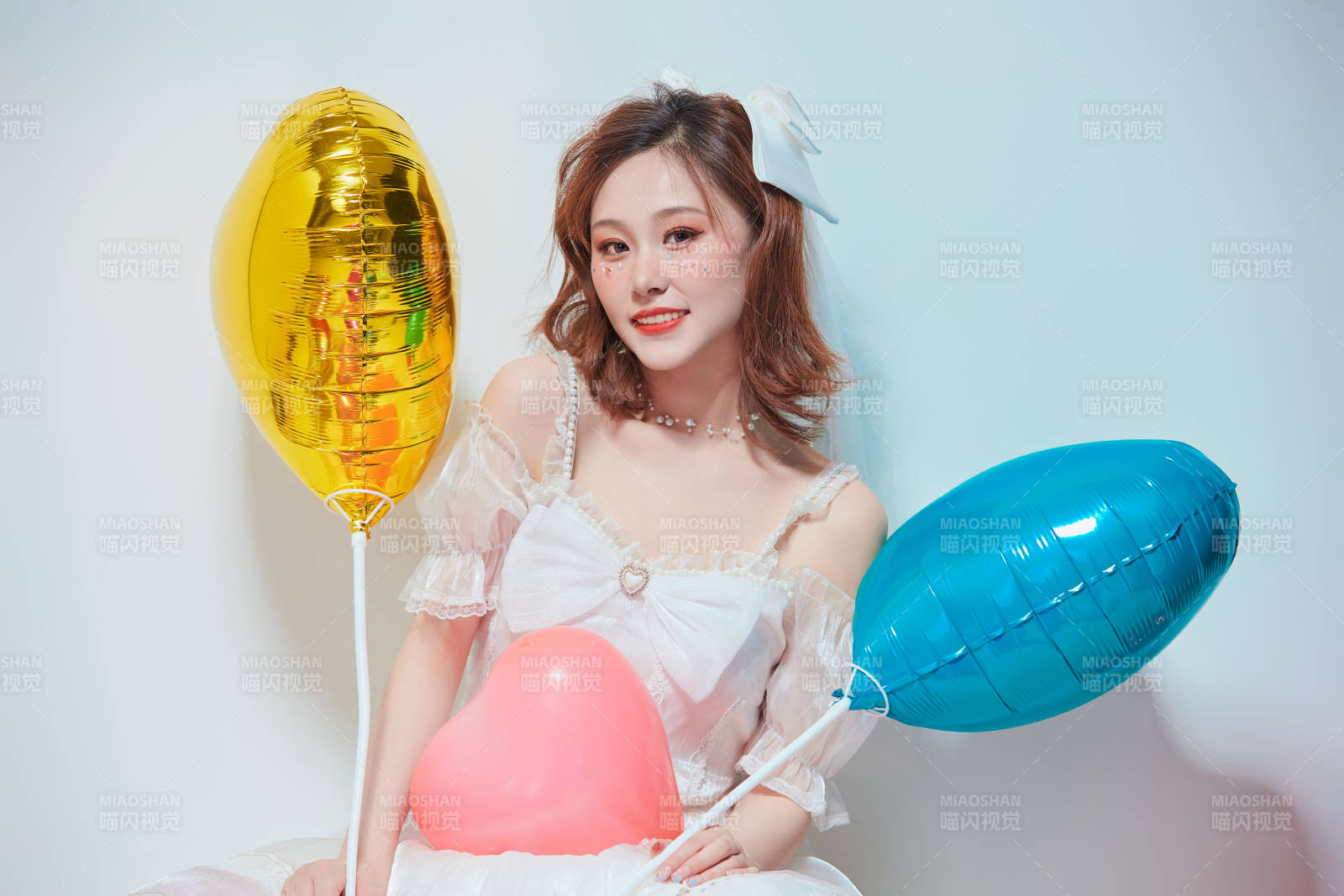 穿着公主裙手拿气球庆祝生日的亚洲女性图片