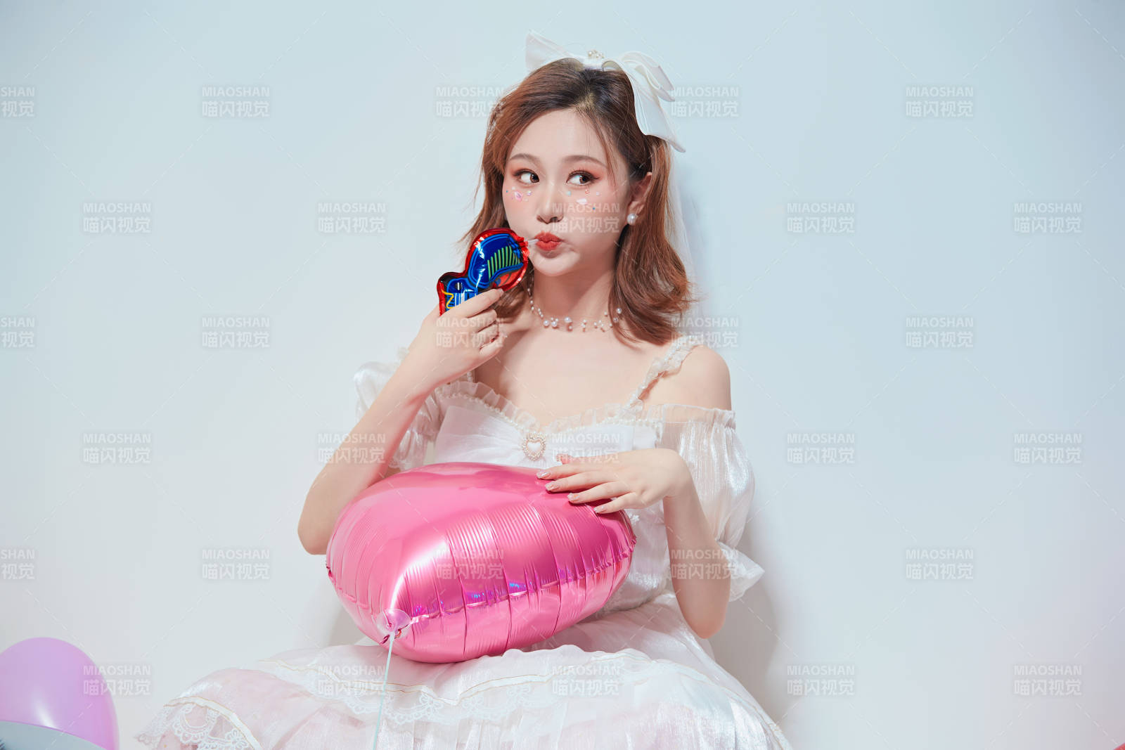 穿着公主裙手拿气球庆祝生日的亚洲女性图片