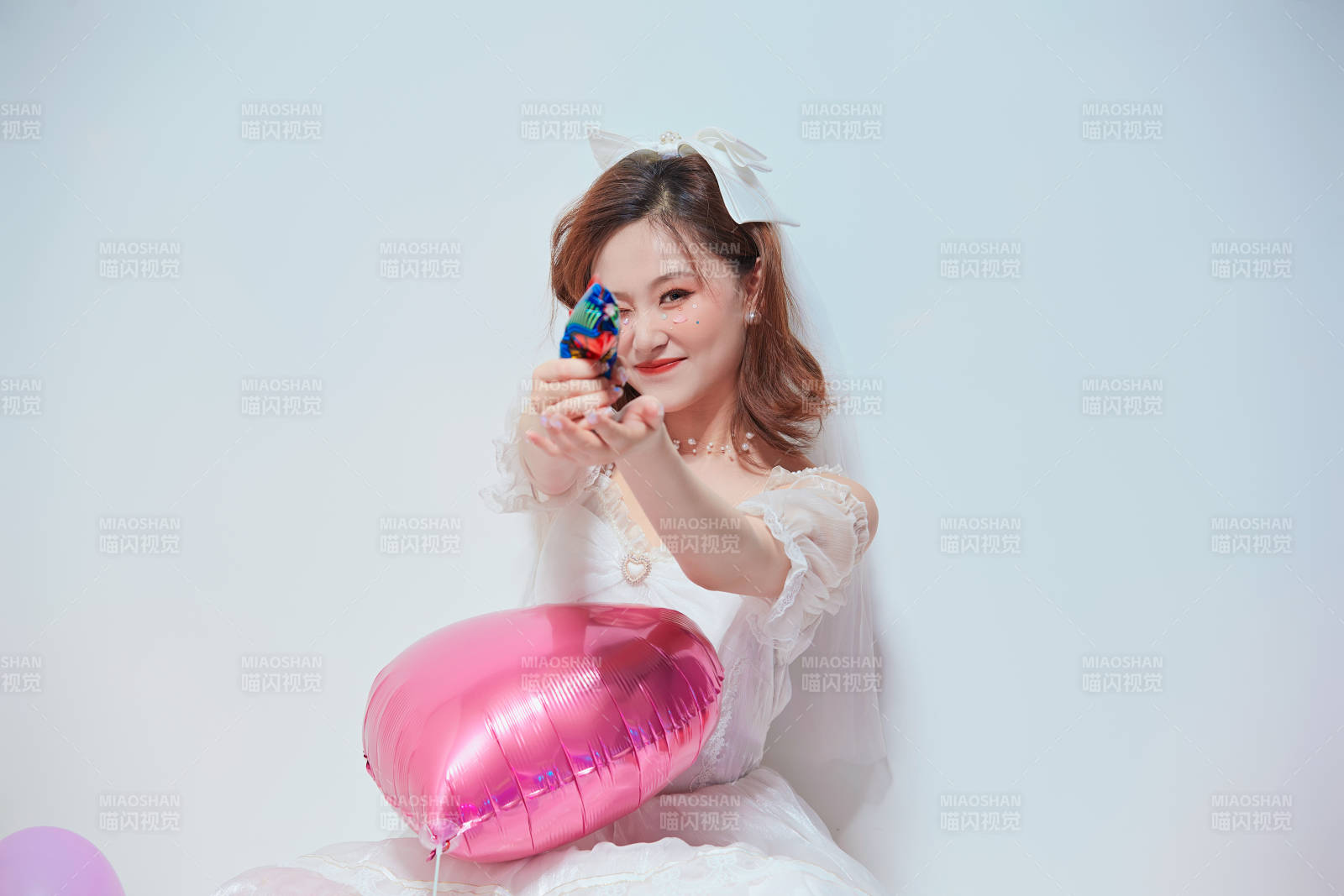 穿着公主裙手拿气球庆祝生日的亚洲女性图片