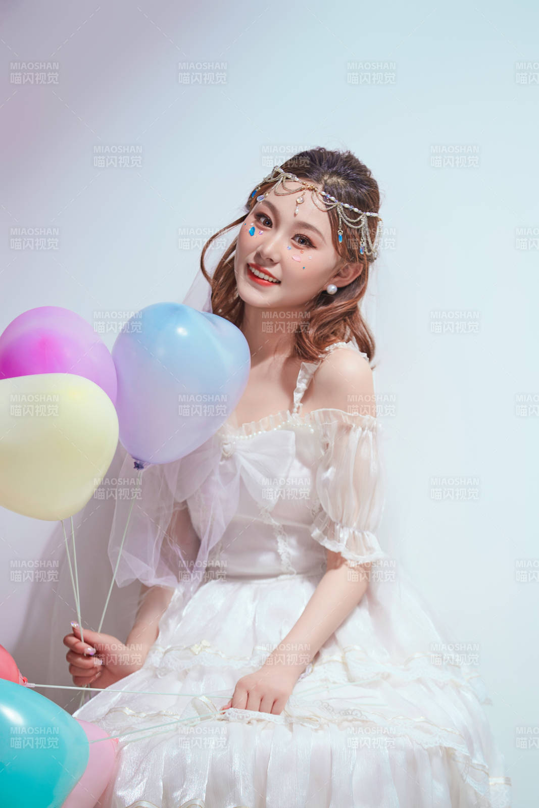 穿着公主裙手拿气球庆祝生日的亚洲女性图片