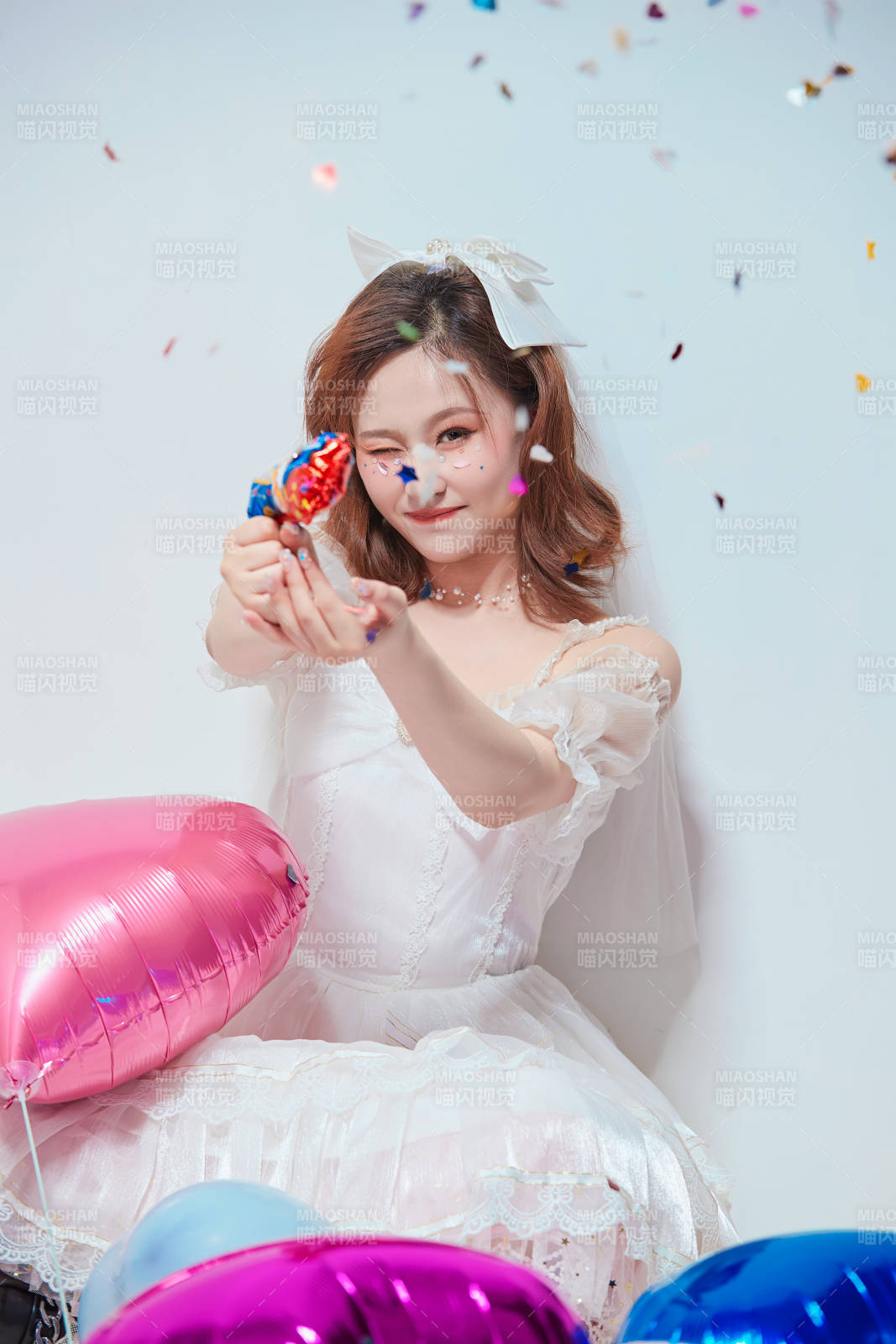 穿着公主裙手拿气球庆祝生日的亚洲女性图片