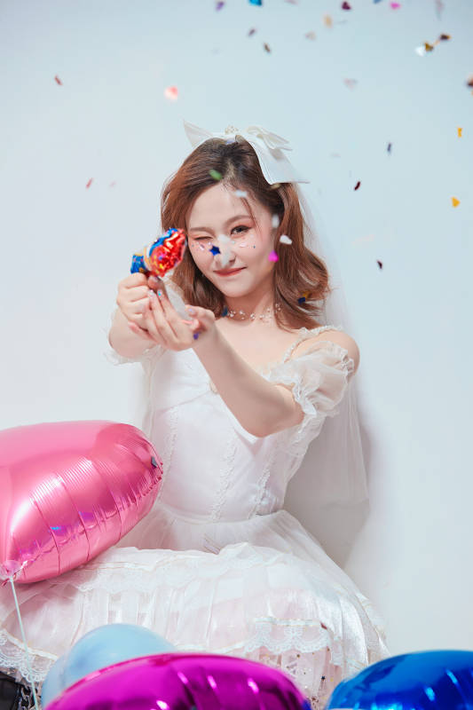 穿着公主裙手拿气球庆祝生日的亚洲女性图片