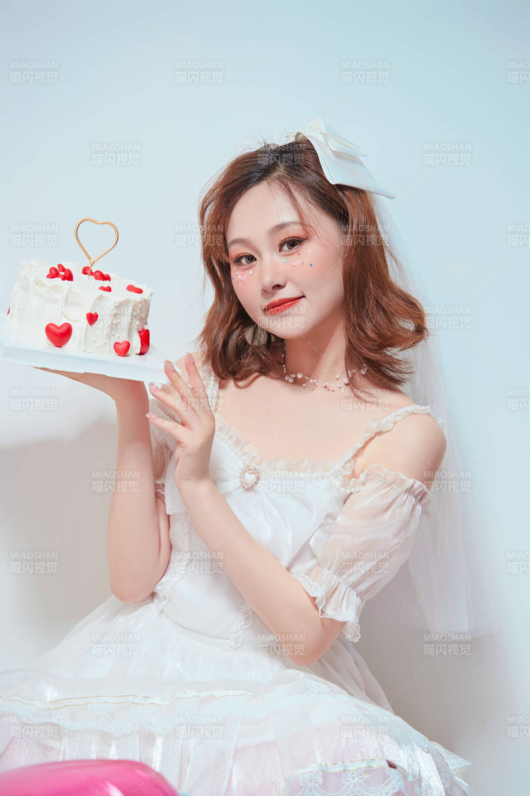 穿着公主裙手捧蛋糕庆祝生日的亚洲女性图片