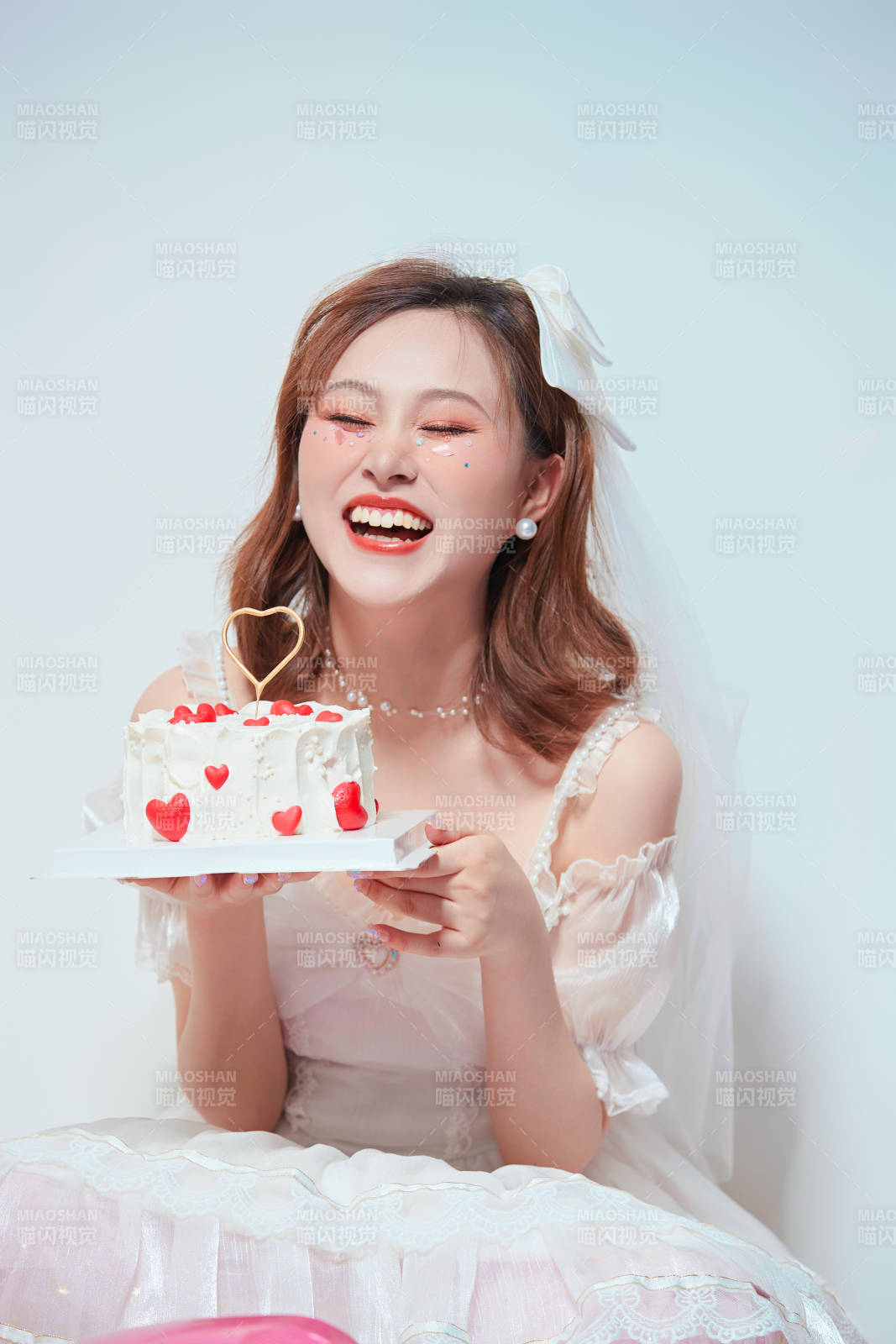 穿着公主裙手捧蛋糕庆祝生日的亚洲女性图片