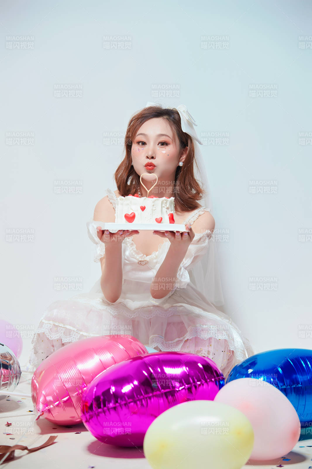 穿着公主裙手捧蛋糕庆祝生日的亚洲女性图片