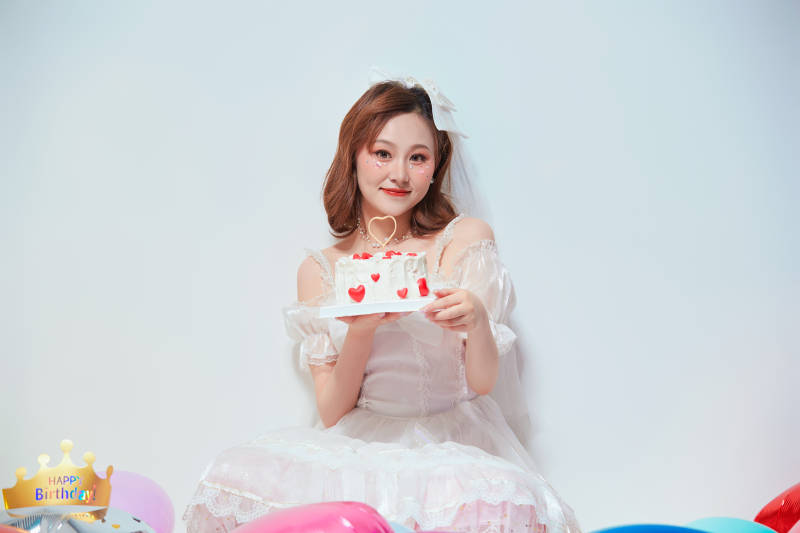 穿着公主裙手捧蛋糕庆祝生日的亚洲女性图片