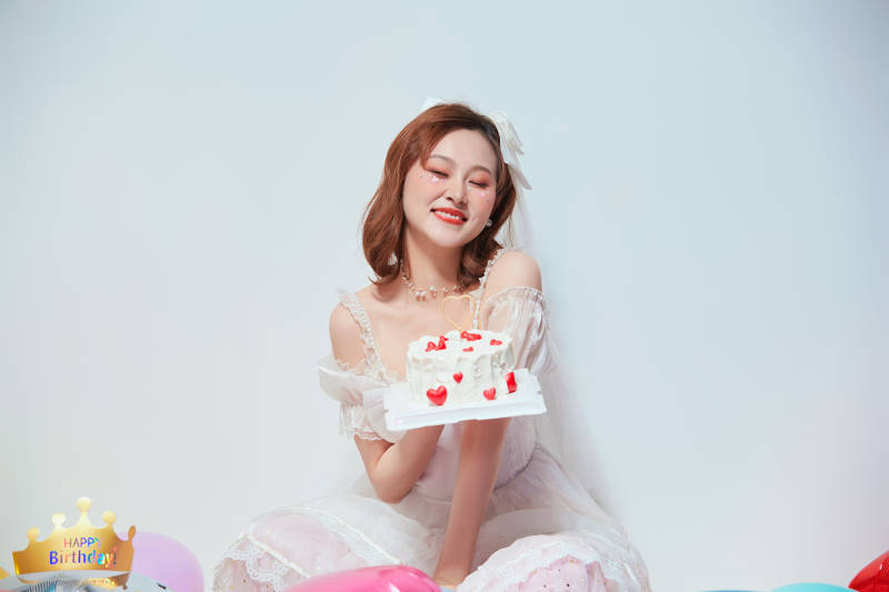 穿着公主裙手捧蛋糕庆祝生日的亚洲女性图片