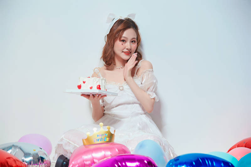 穿着公主裙手捧蛋糕庆祝生日的亚洲女性图片