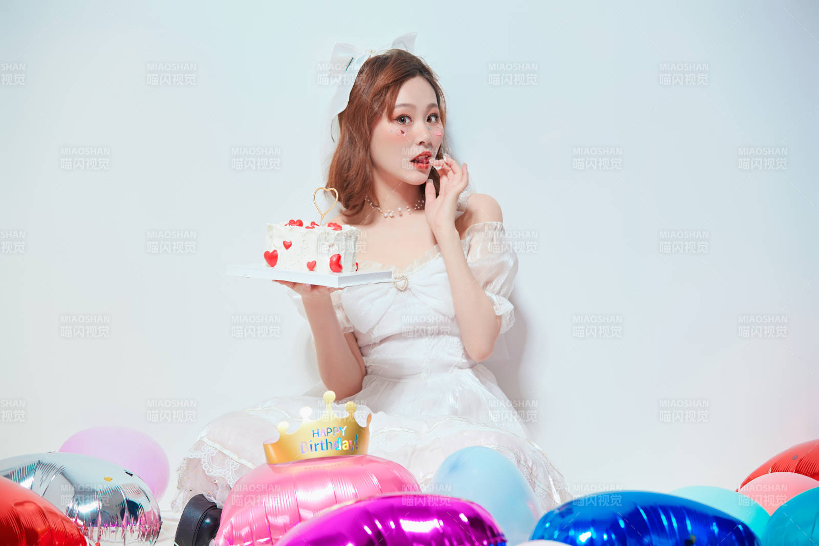 穿着公主裙手捧蛋糕庆祝生日的亚洲女性图片