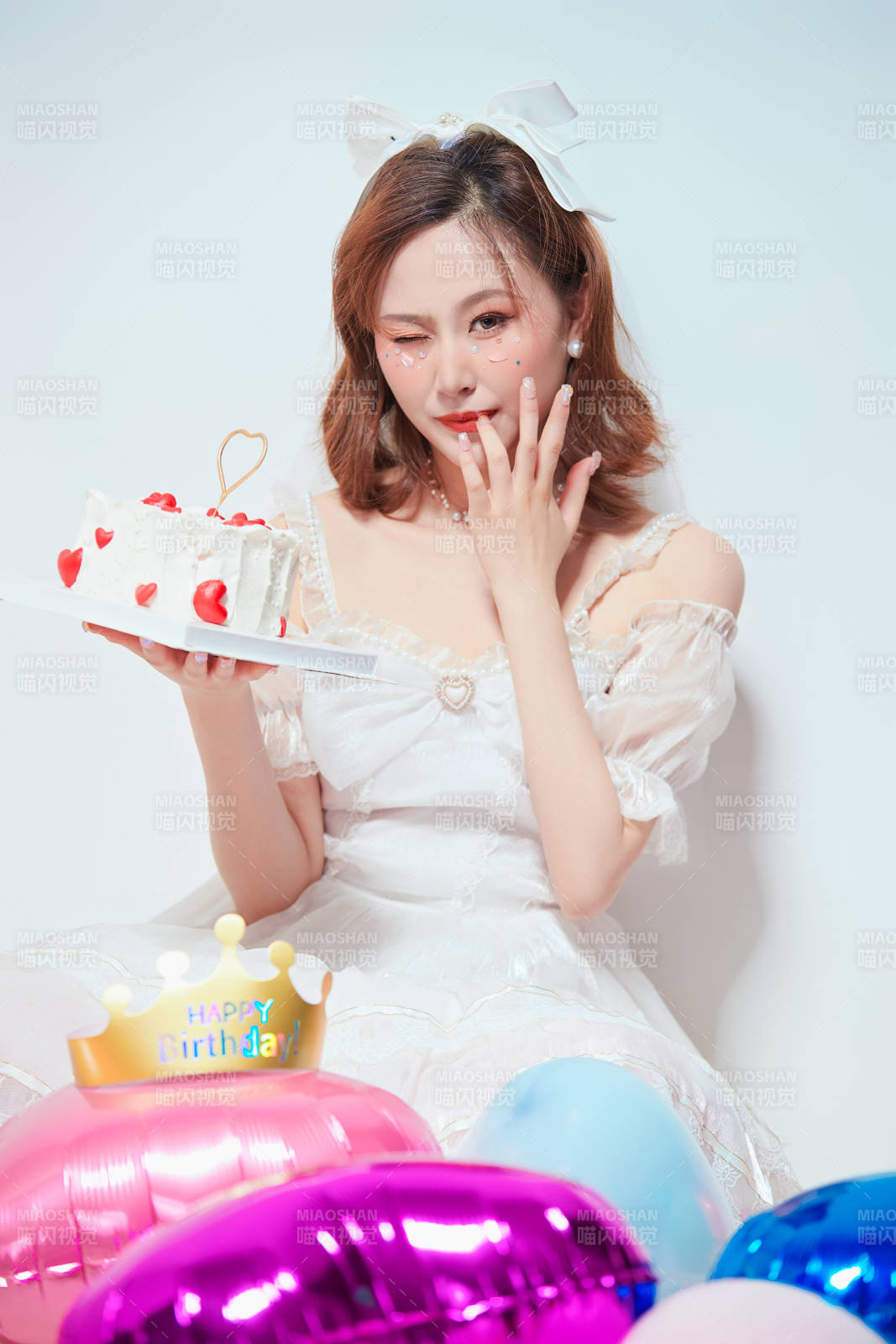 穿着公主裙手捧蛋糕庆祝生日的亚洲女性图片