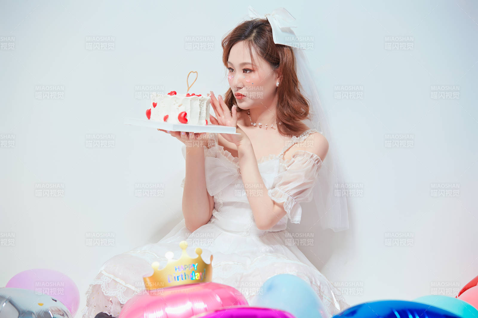 穿着公主裙手捧蛋糕庆祝生日的亚洲女性图片