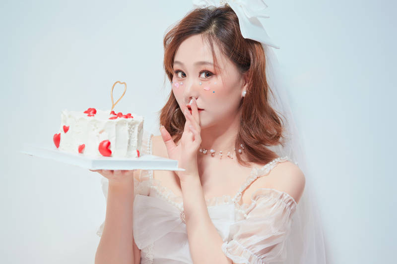 穿着公主裙手捧蛋糕庆祝生日的亚洲女性图片