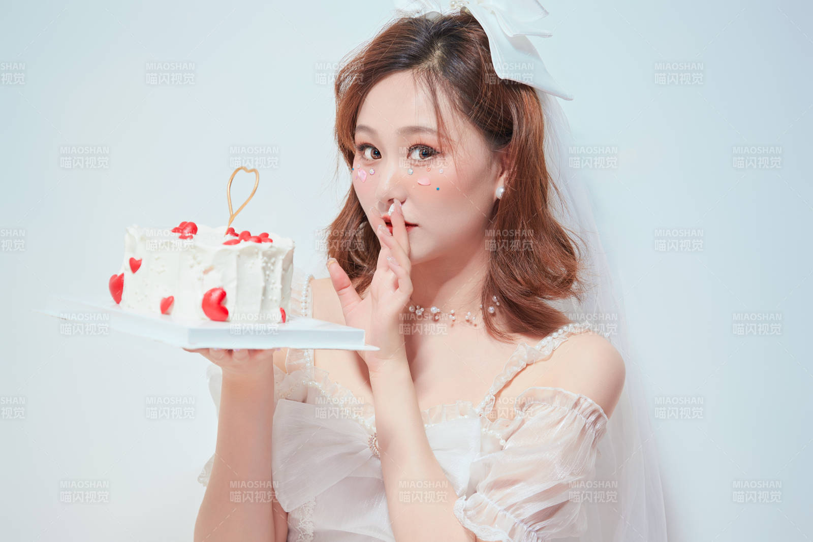 穿着公主裙手捧蛋糕庆祝生日的亚洲女性图片