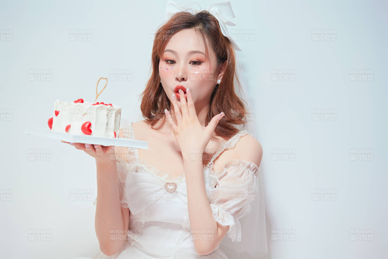 穿着公主裙手捧蛋糕庆祝生日的亚洲女性图片