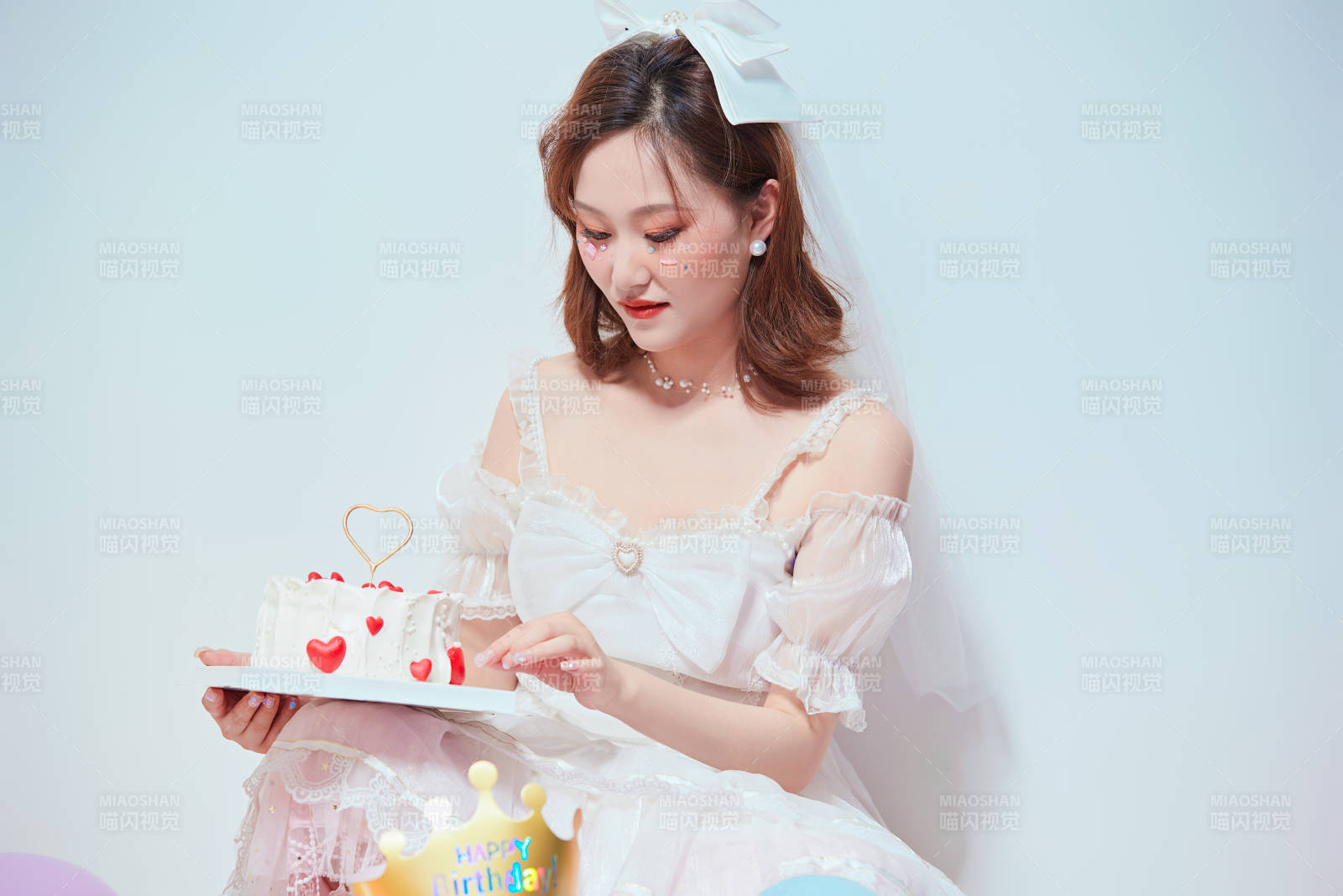 穿着公主裙手捧蛋糕庆祝生日的亚洲女性图片