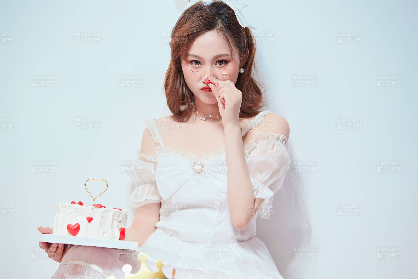 穿着公主裙手捧蛋糕庆祝生日的亚洲女性图片