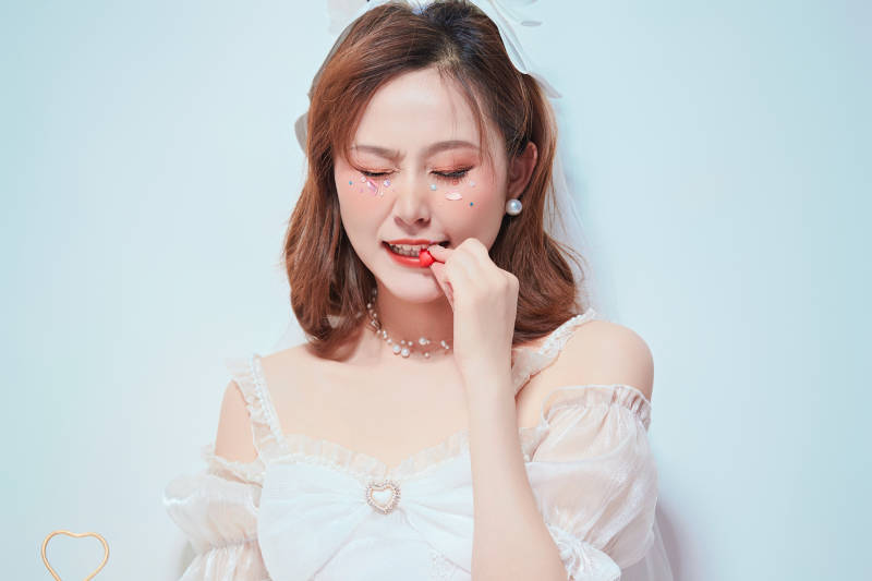 穿着公主裙手捧蛋糕庆祝生日的亚洲女性图片