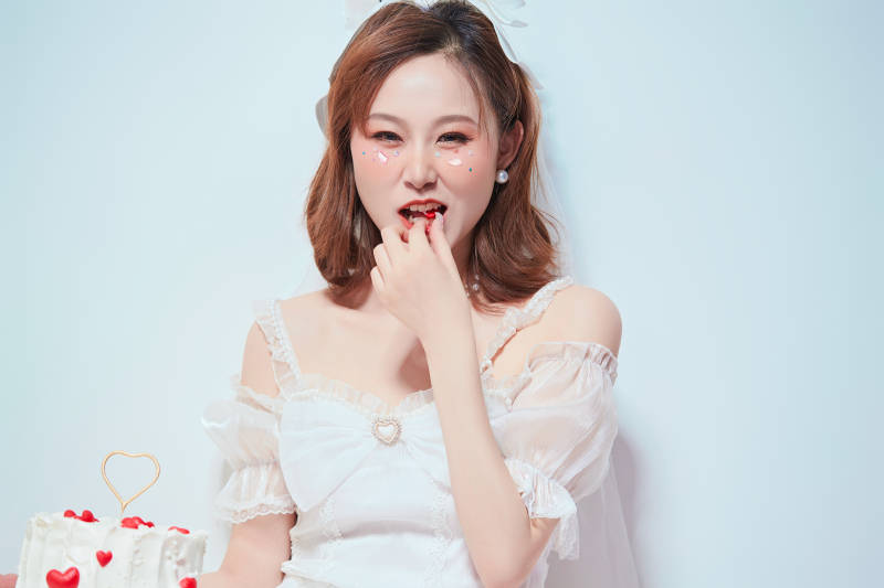 穿着公主裙手捧蛋糕庆祝生日的亚洲女性图片