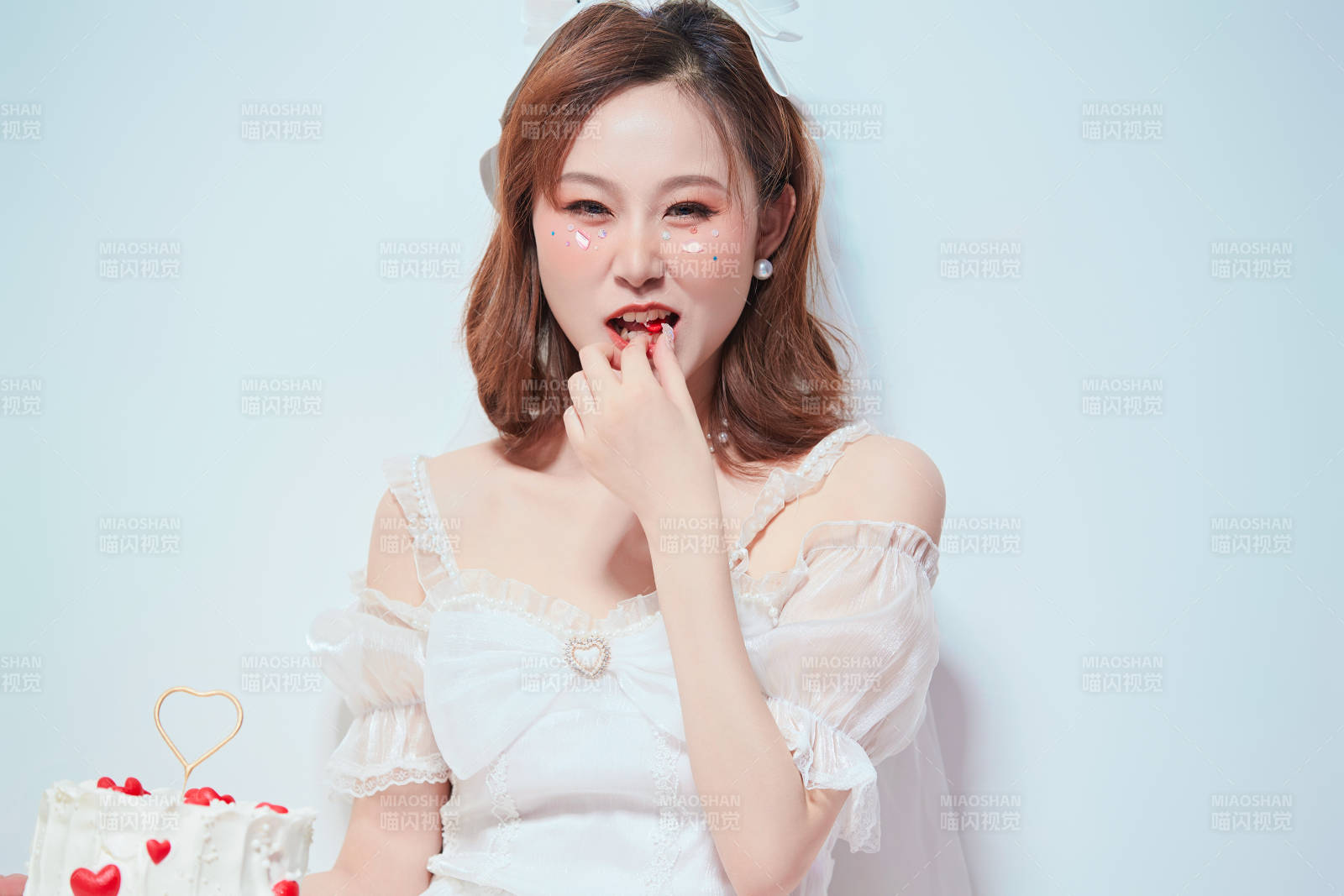 穿着公主裙手捧蛋糕庆祝生日的亚洲女性图片