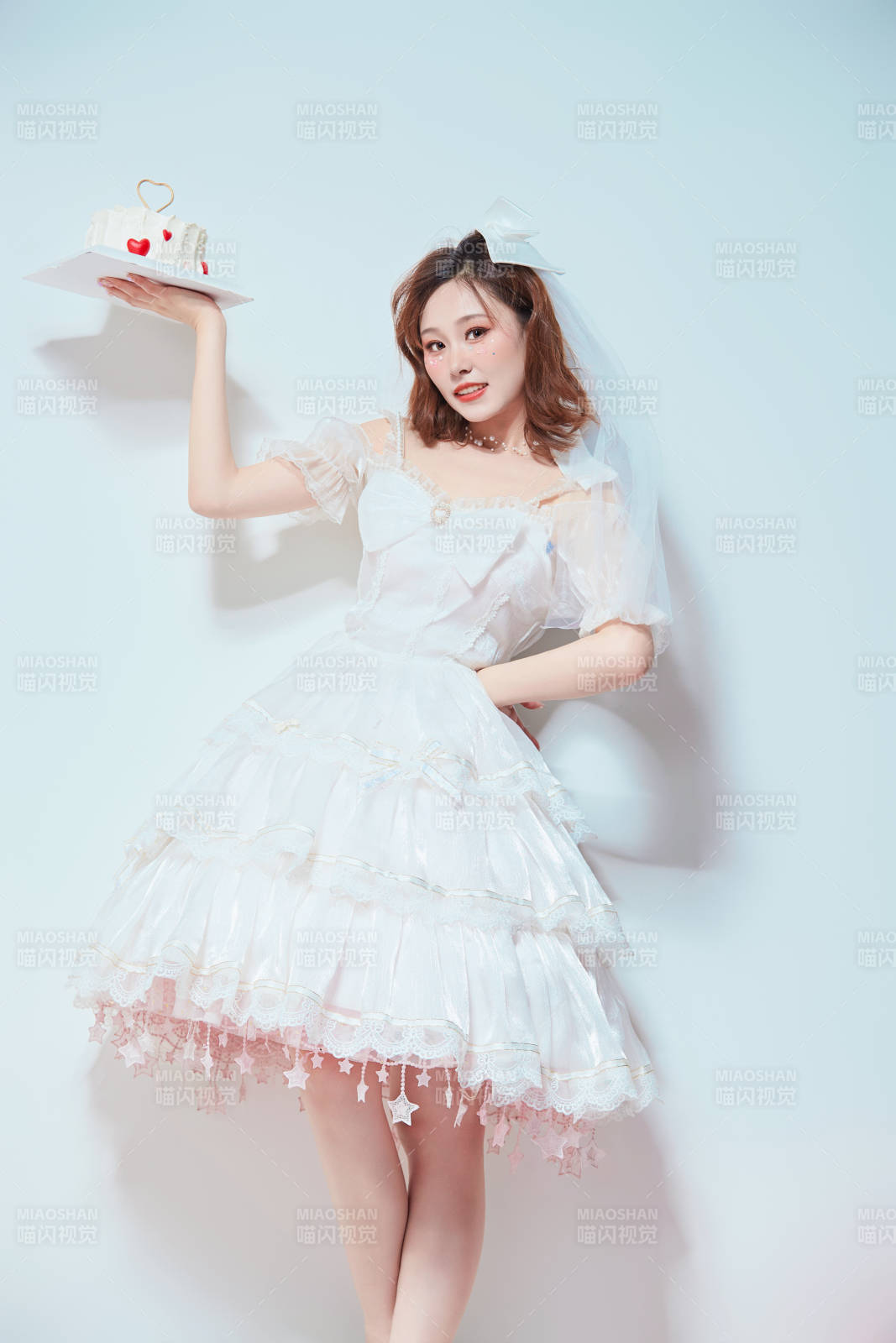 穿着公主裙手捧蛋糕庆祝生日的亚洲女性图片