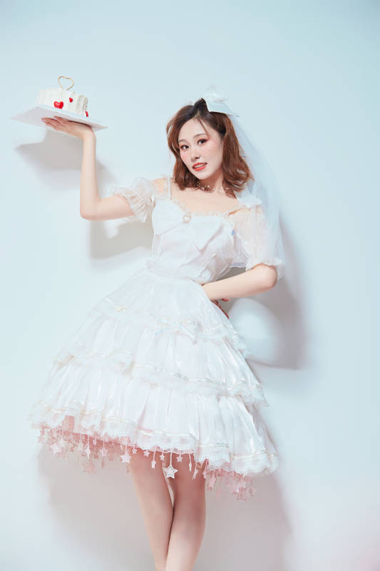 穿着公主裙手捧蛋糕庆祝生日的亚洲女性图片