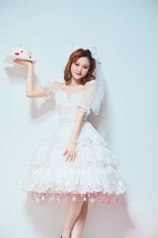 穿着公主裙手捧蛋糕庆祝生日的亚洲女性图片