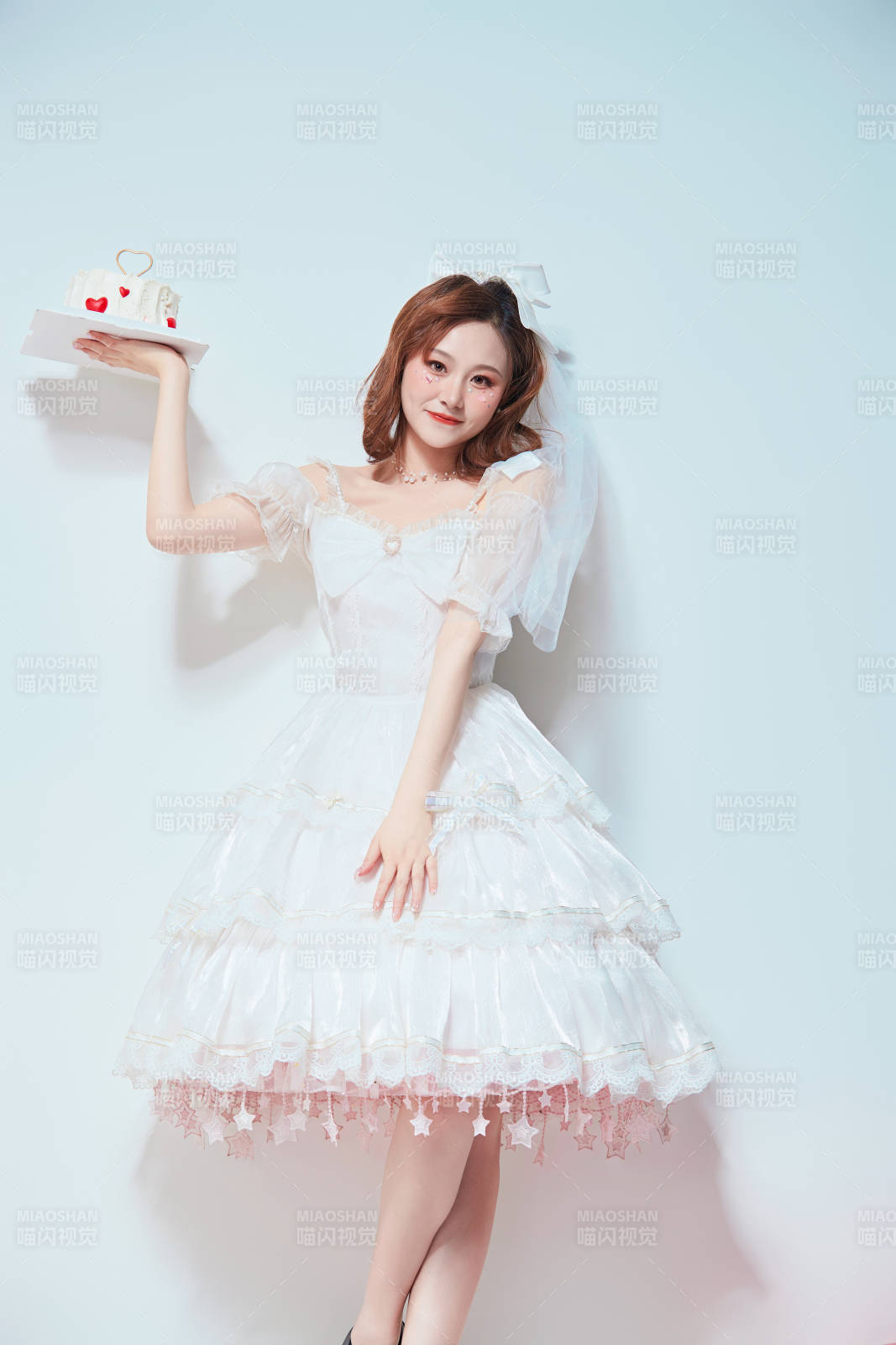 穿着公主裙手捧蛋糕庆祝生日的亚洲女性图片