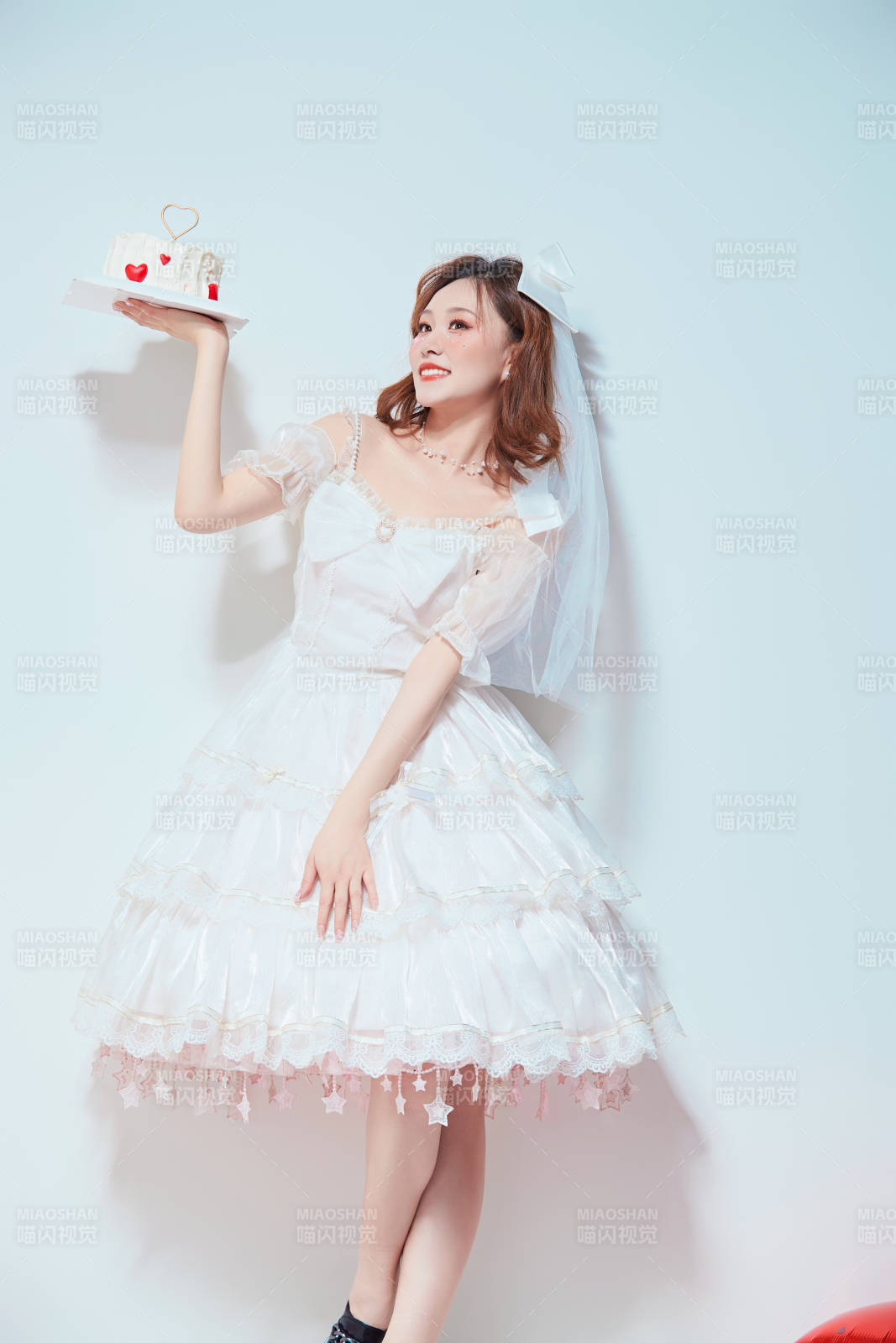 穿着公主裙手捧蛋糕庆祝生日的亚洲女性图片