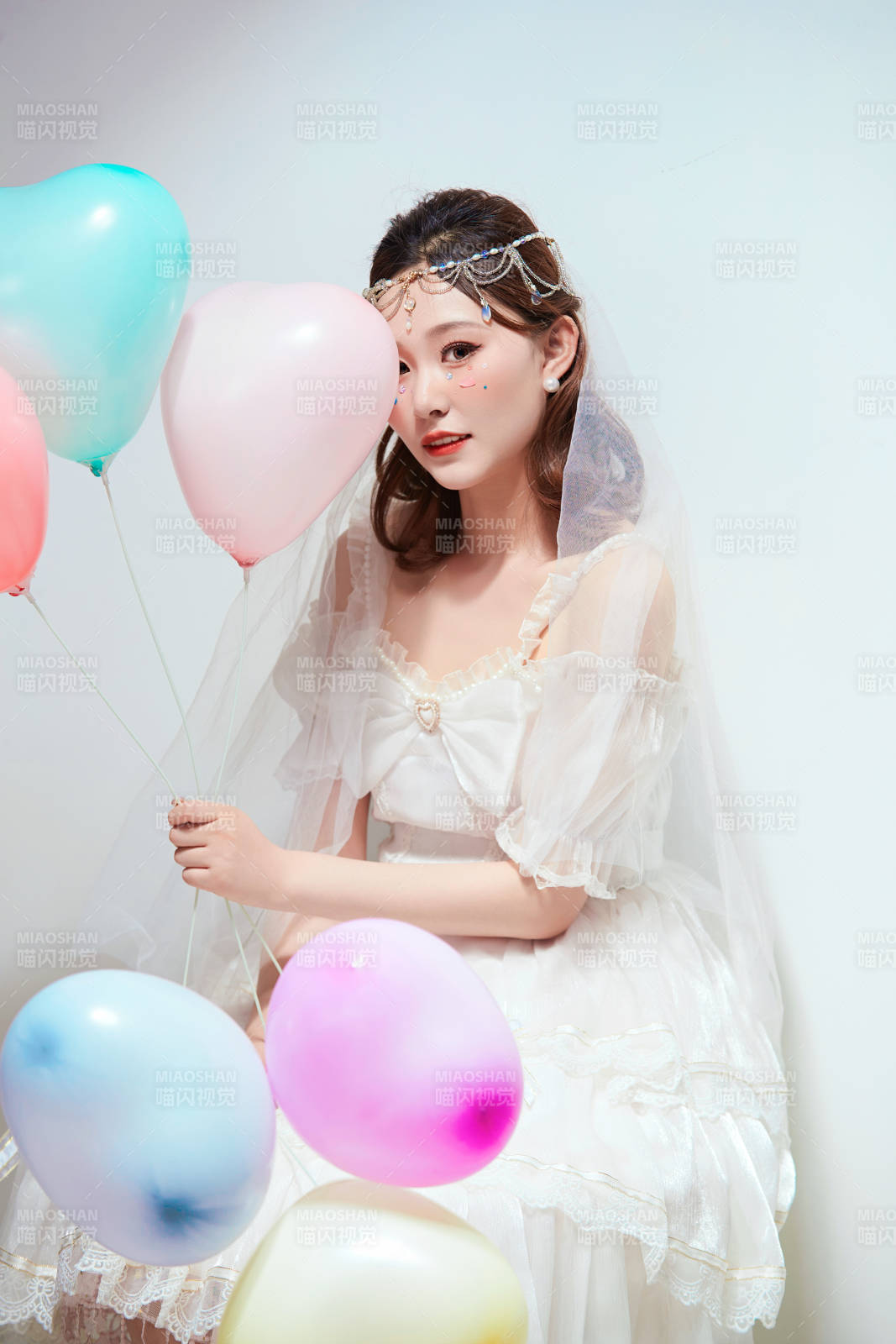 穿着公主裙手拿气球庆祝生日的亚洲女性图片