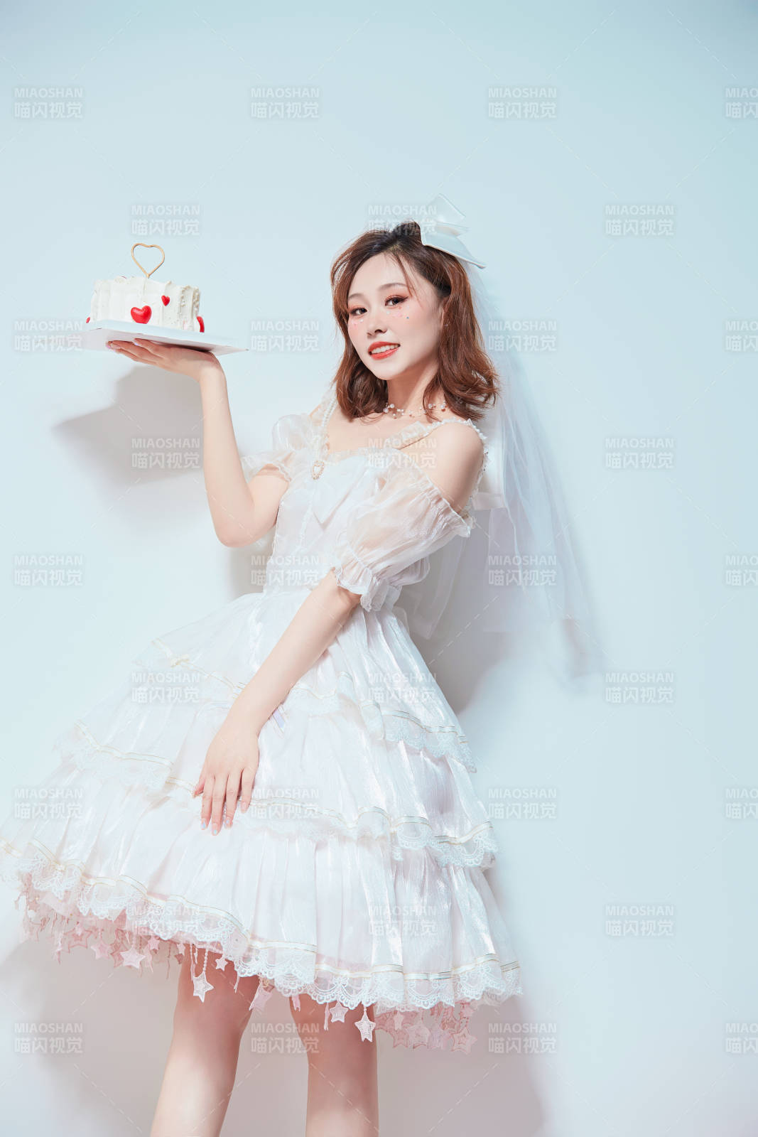 穿着公主裙手捧蛋糕庆祝生日的亚洲女性图片