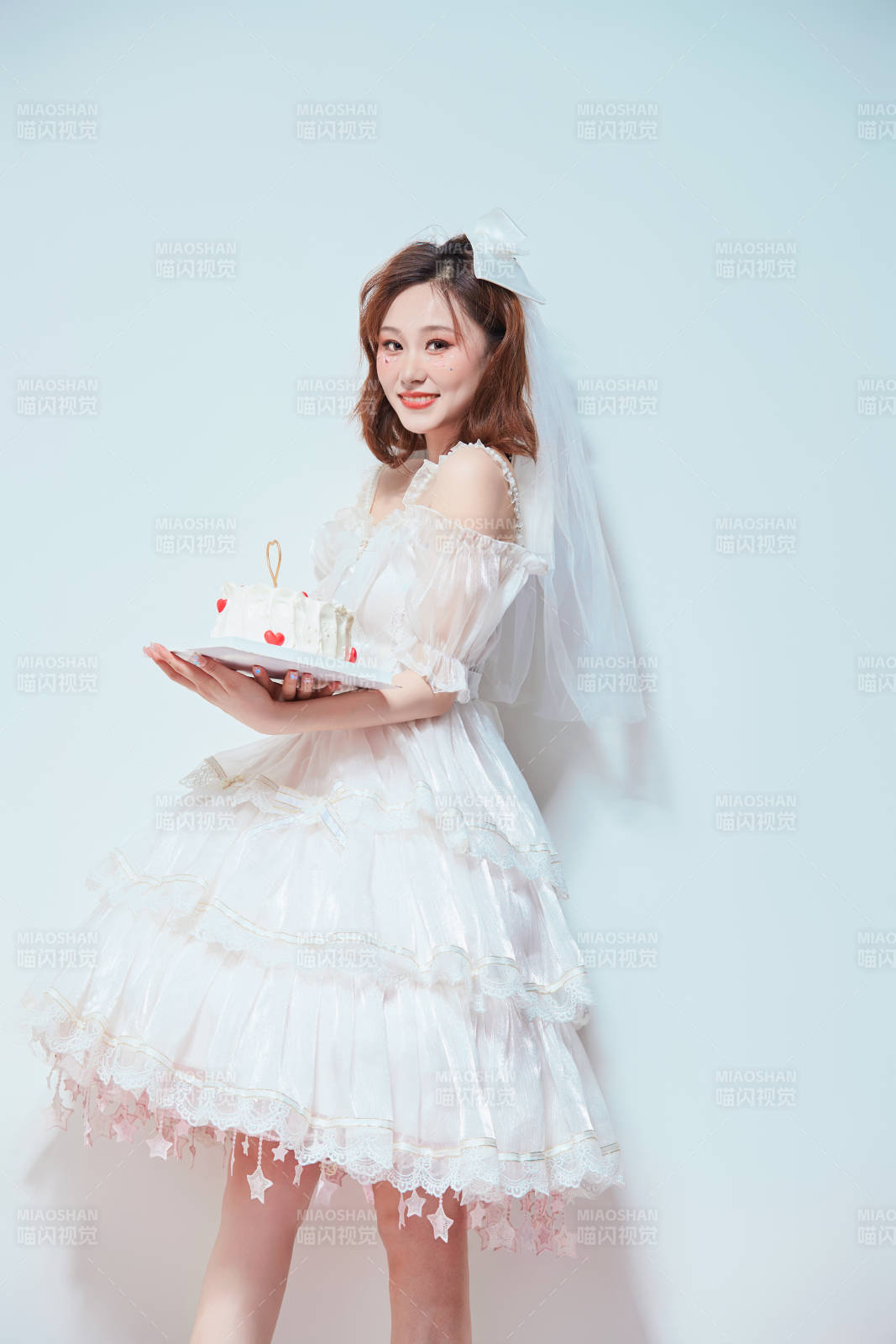 穿着公主裙手捧蛋糕庆祝生日的亚洲女性图片