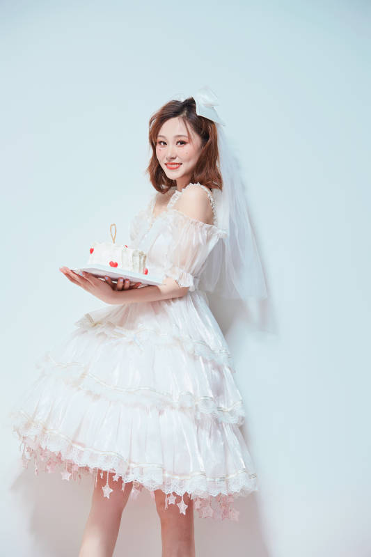 穿着公主裙手捧蛋糕庆祝生日的亚洲女性图片