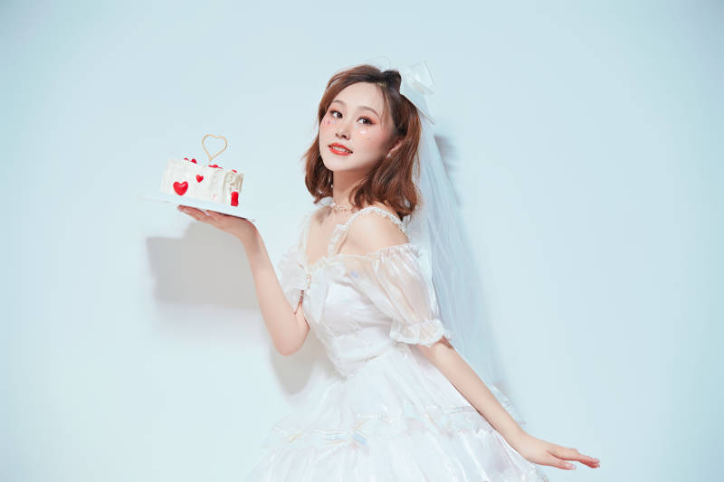 穿着公主裙手捧蛋糕庆祝生日的亚洲女性图片