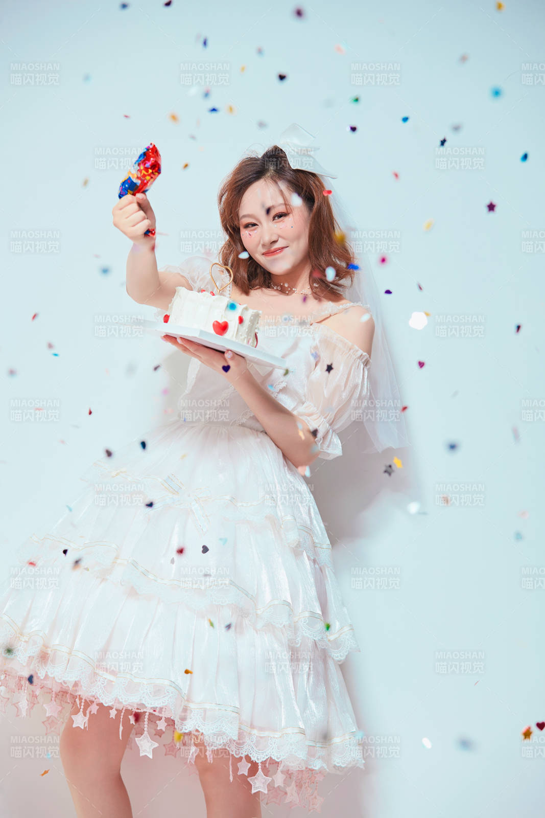 穿着公主裙手捧蛋糕庆祝生日的亚洲女性图片