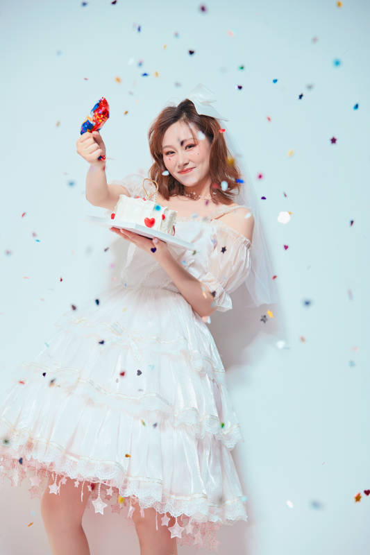 穿着公主裙手捧蛋糕庆祝生日的亚洲女性图片