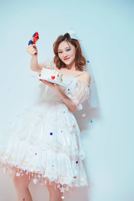 穿着公主裙手捧蛋糕庆祝生日的亚洲女性图片