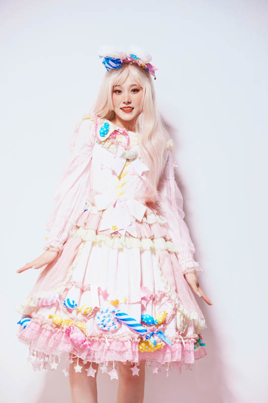 穿着糖果洛丽塔服装庆祝生日的亚洲少女图片
