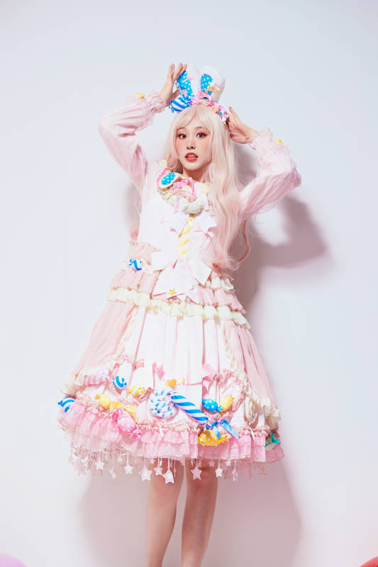 穿着糖果洛丽塔服装庆祝生日的亚洲少女图片
