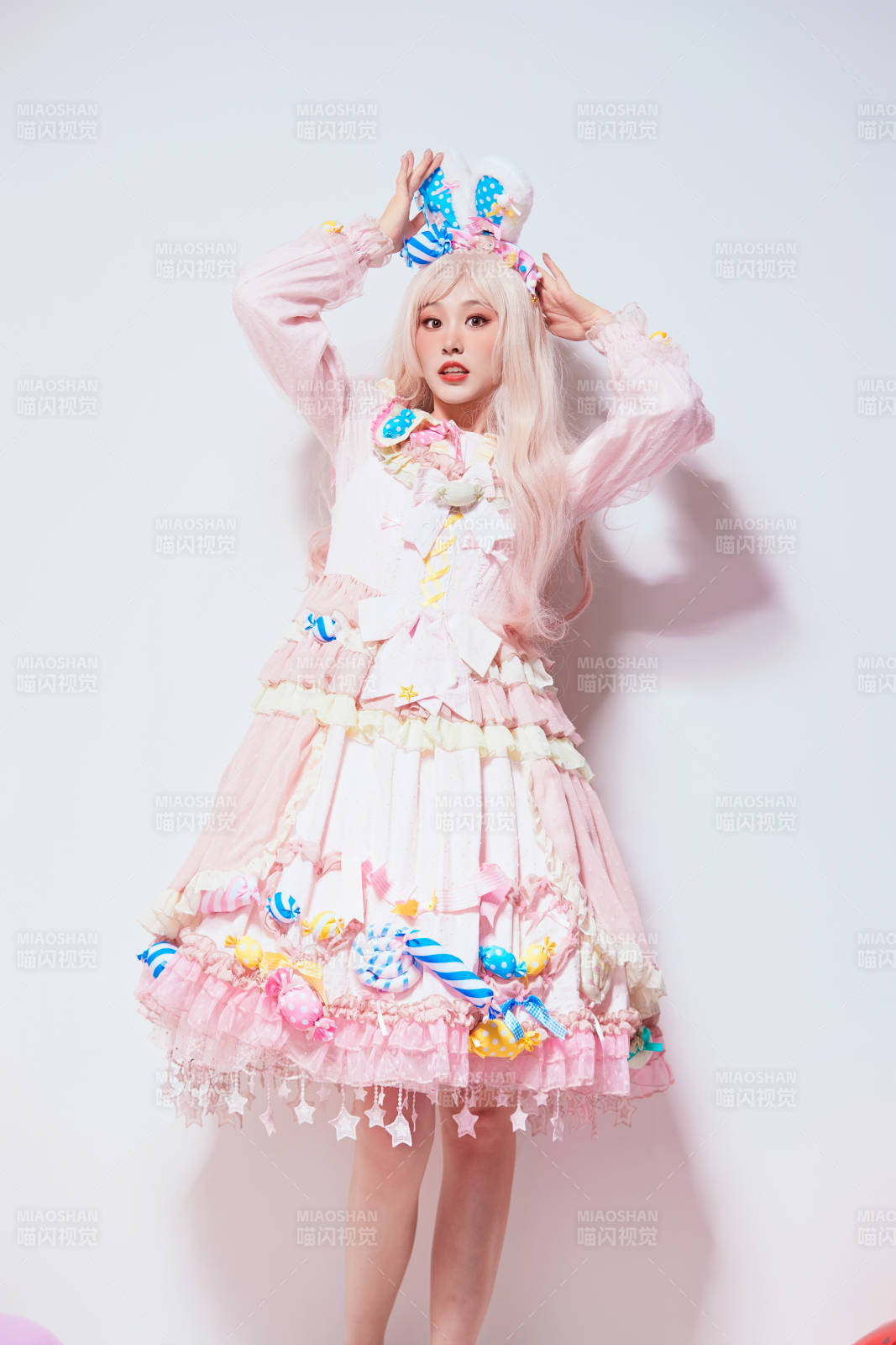 穿着糖果洛丽塔服装庆祝生日的亚洲少女图片