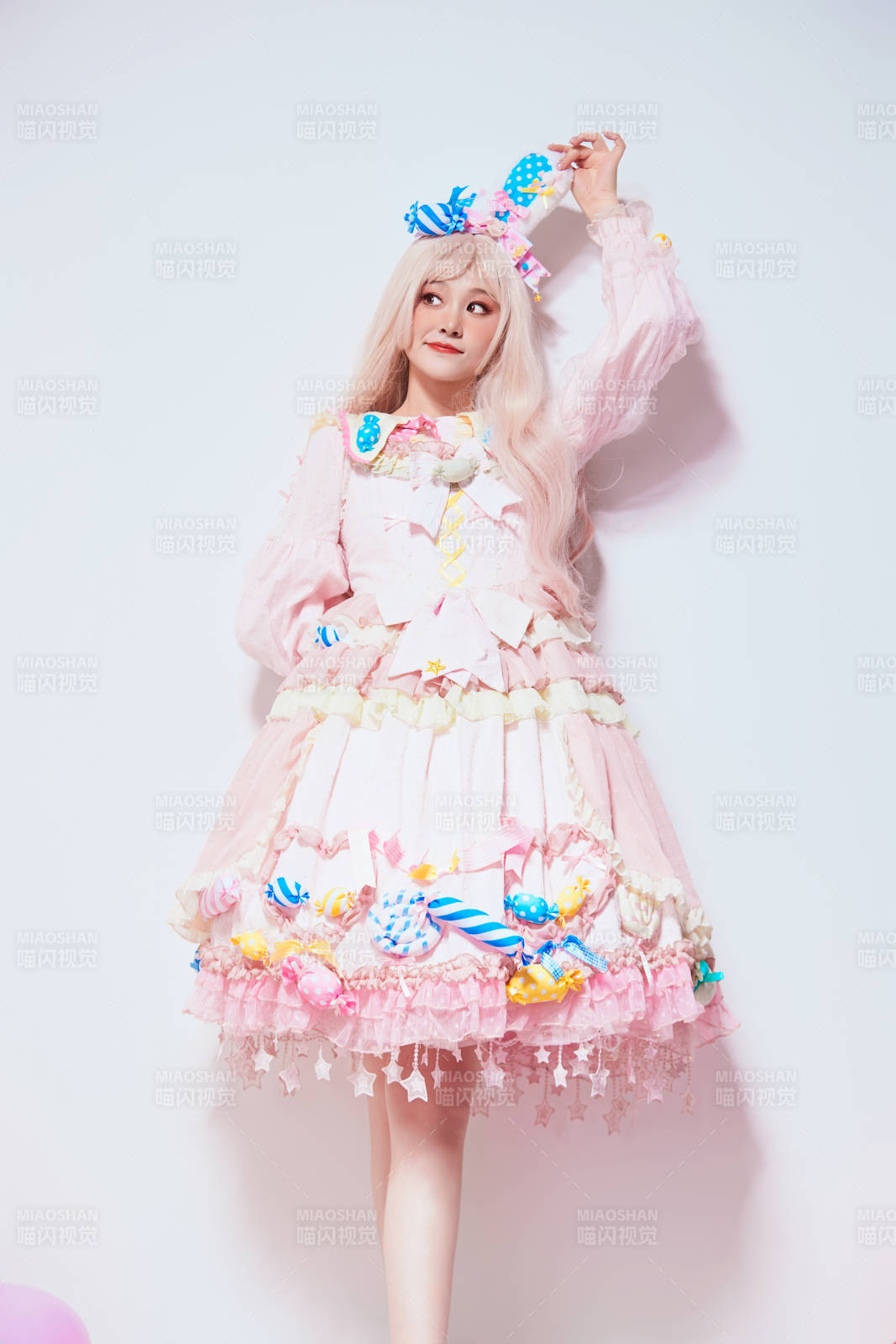 穿着糖果洛丽塔服装庆祝生日的亚洲少女图片