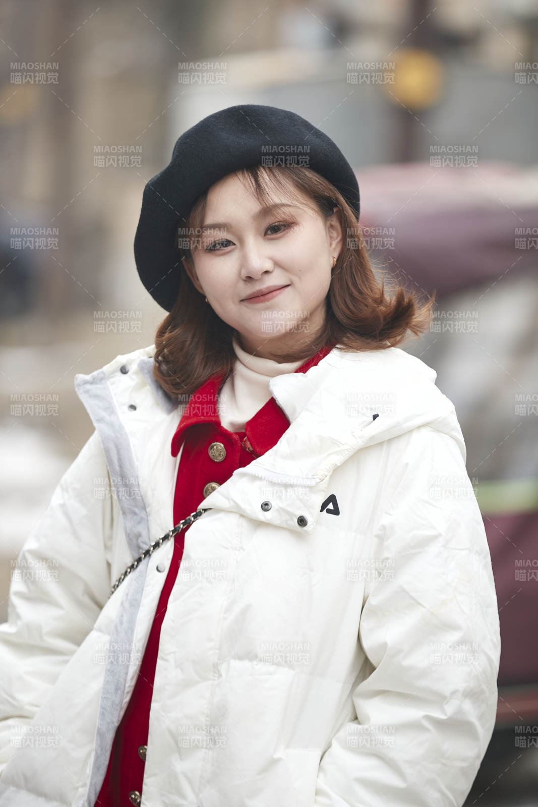 雪后在老街古巷游玩的美丽亚洲少女图片