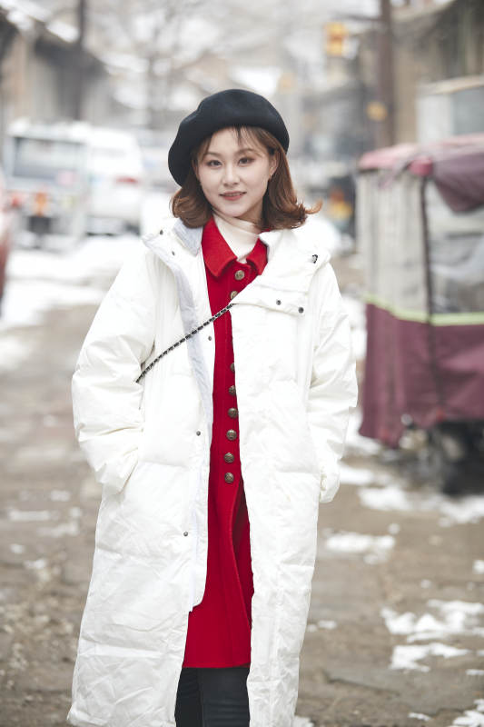 雪后在老街古巷游玩的美丽亚洲少女图片