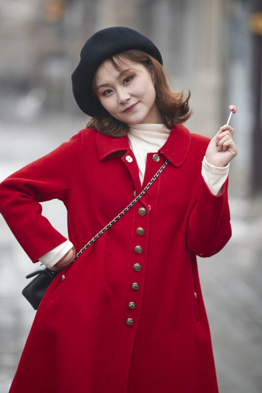 雪后在老街古巷游玩的美丽亚洲少女图片