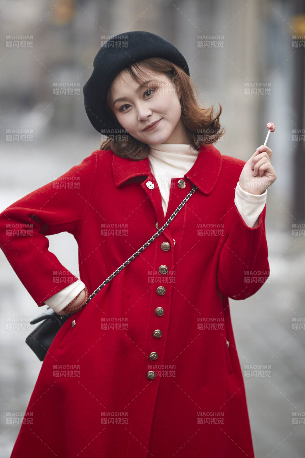 雪后在老街古巷游玩的美丽亚洲少女图片