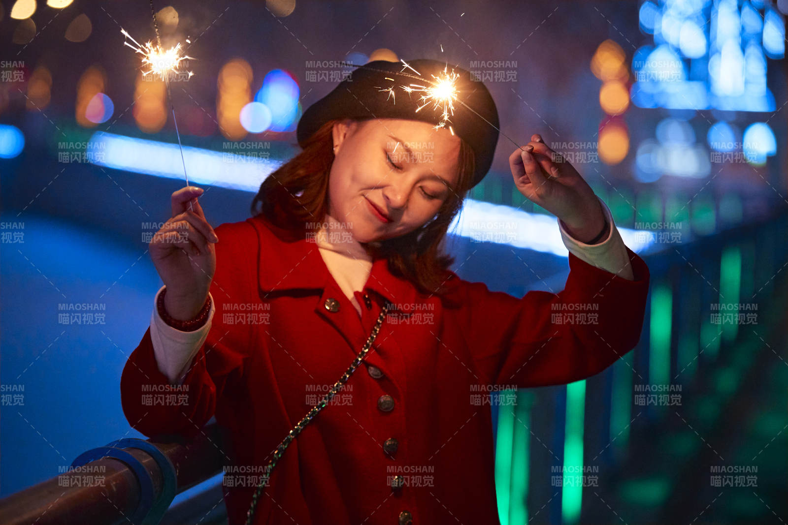 夜晚燃放仙女棒的可爱亚洲少女图片