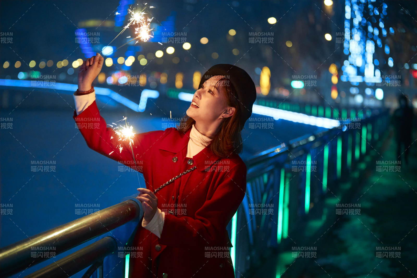 夜晚燃放仙女棒的可爱亚洲少女图片