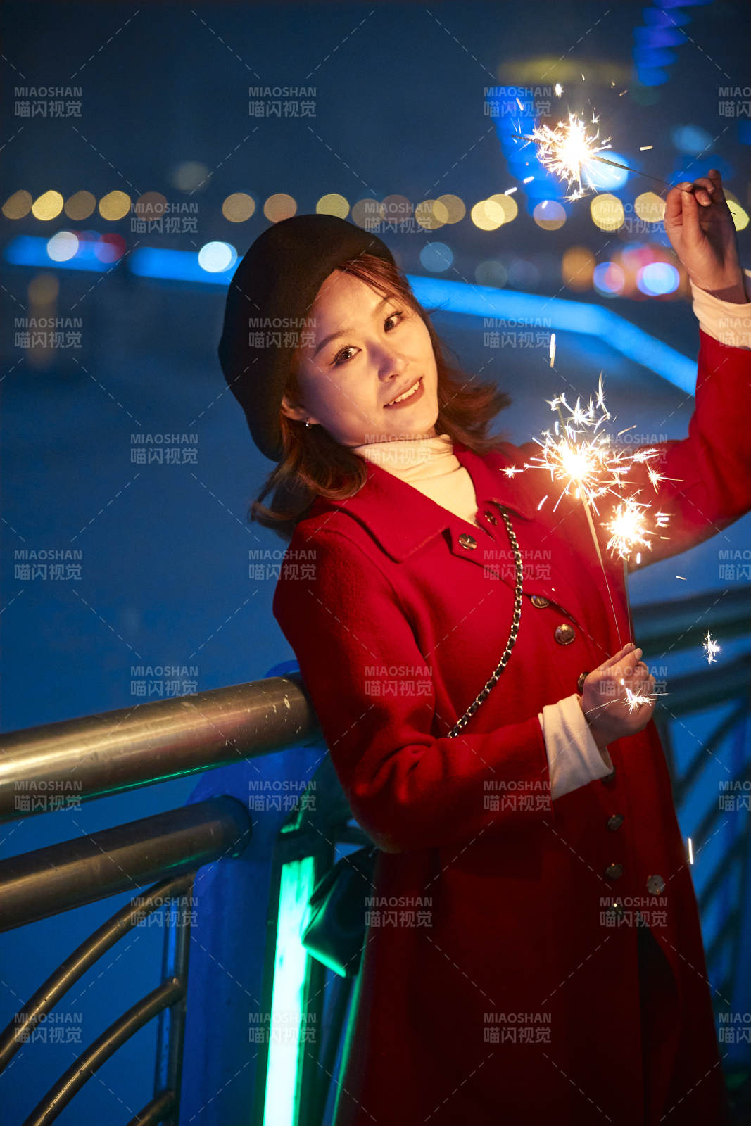 夜晚燃放仙女棒的可爱亚洲少女图片